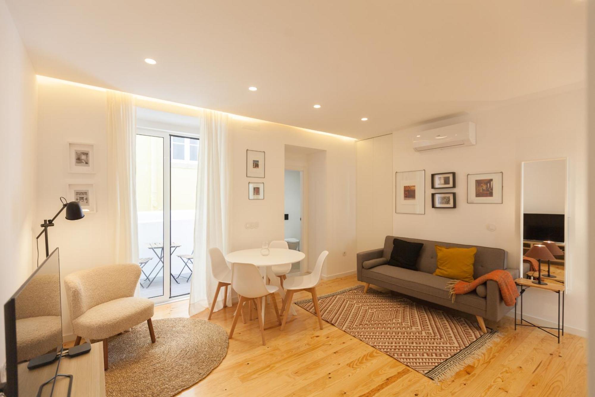 Flh Alcantara Elegant Charm With Balcony Apartment